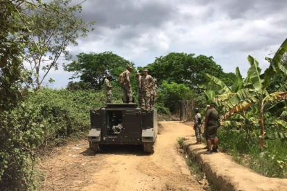 Fotografía cedida por Daniel Galue hoy, que muestra a un grupo de soldados en la zona fronteriza entre Perú y Ecuador, en Huaquillas (Ecuador).