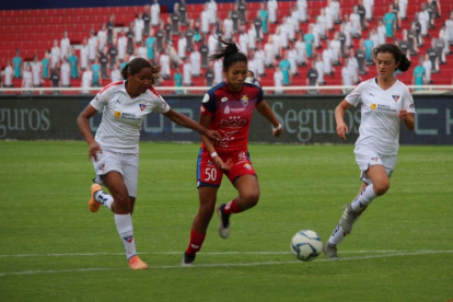El fútbol femenino busca consolidarse en nuestro país.