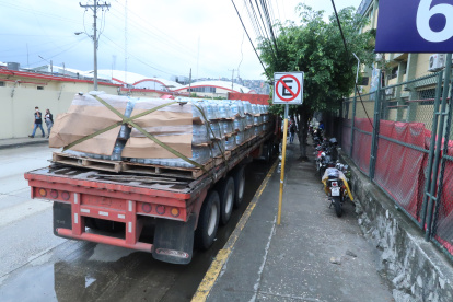 Avenida Guillermo Cubillos. Este es el panorama que se percibe a diario. El problema se intensifica cuando vehículos como el de la foto intentan ingresar a las fábricas del sector.