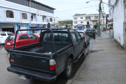Álamos Norte. En el Primer Pasaje 10 N-0, hay quejas debido a lo estrecha que ha quedado la arteria.