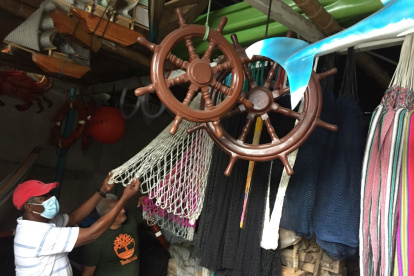 Exhibición. Duquerman Cuero muestra una de las atarrayas y cadenas a uno de sus clientes