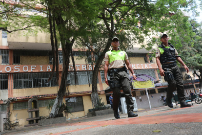 Seguimiento caso de los terroristas detenidos quienes ponian bombas en las instalaciones de la Univwersidad de Guayaquil



Agencia (ag-extra)