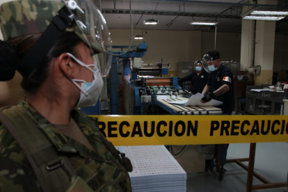 Integrantes de las Fuerzas Armadas custodian los diferentes procesos de impresión, traslado y elaboración de los paquetes electorales.