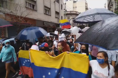 Según ella misma relató a la prensa, había comenzado a sentirse mareada después de beber un vaso de agua que su jefe, Humberto Garzón.