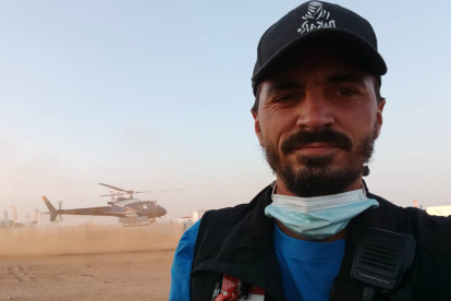 El franco-ecuatoriano en una de las maniobras que el comanda, durante el aterriaje de uno de los 14 helicópteros que trabajan para el Dakar.