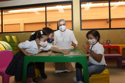 La rectora del Santo Domingo de Guzmán, Martha Vásquez, comparte con varios niños inscritos que empezarán clases el próximo año lectivo.
