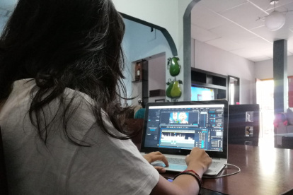 Jheimy Gironza, estudiante de la Universidad Católica de Santiago de Guayaquil, realiza sus prácticas preprofesionales desde su casa, por prevención ante la COVID-19.