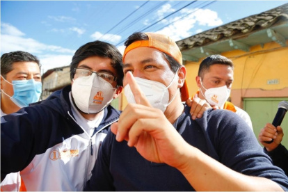 El candidato es acusado de entregar dádivas como pruebas de COVID-19.