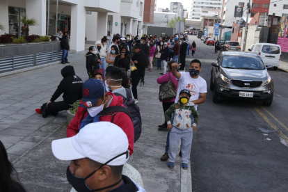 En Quito se registraron largas filas en el Registro Civil.