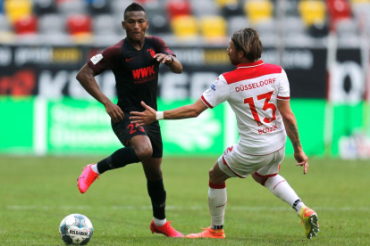 Carlos Gruezo, volante del Augsburgo, fue uno de los elementos más regulares de su equipo en la caída.