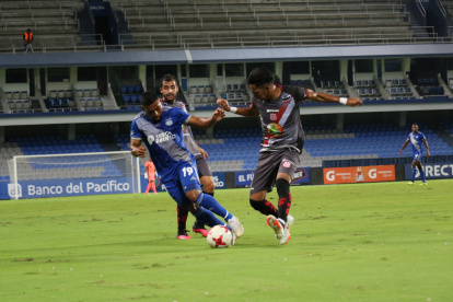 La presencia de Ángel Gracia (19) fortaleció la banda izquierda, uno de los puntos débiles en 2020.