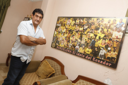Julio César Rosero junto a un cuadro de su querido Barcelona, uno de los equipos donde militó el Emperador.