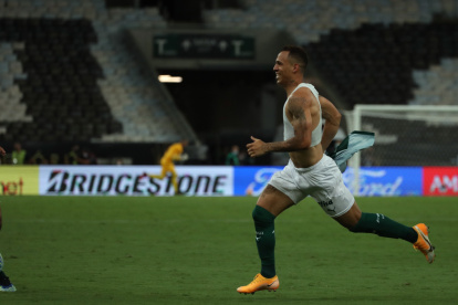 Breno Henrique Vasconcelos de Palmeiras anota un gol hoy, durante el partido entre Palmeiras y Santos por la final de la Copa Libertadores, en el estadio Maracaná de Río de Janeiro.