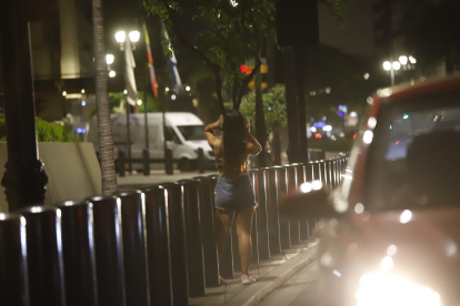 Calle. La avenida Nueve de Octubre se vuelve una pasarela de quienes caminan buscando un cliente.
