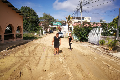 Abandono. Dos vecinas de La Victoria, una ciudadela ubicada al norte de General Villamil, paradas en medio de la vía sin asfalto, un escenario que se repite en los alrededores del lugar.