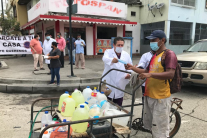 Un habitante del suburbio recibe información sobre el virus.
