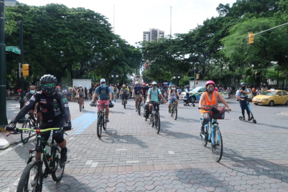 La cita de los ciclistas tuvo varios puntos. Uno de estos fue el parque Centenario, en el centro.