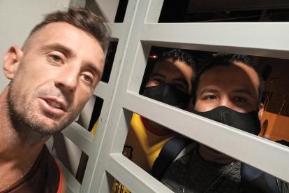 Uno de los fanáticos de Barcelona logra tomarse una foto con Damián Díaz.