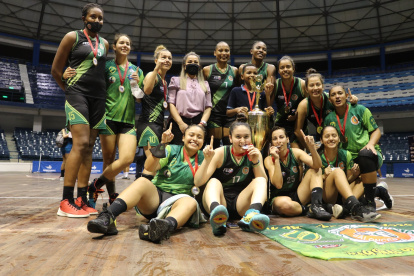 Celebración. La plantilla de Audaz Octubrino festeja con el trofeo y las medallas la obtención del título en la Liga Femenina de Baloncesto tras vencer a Victoria Cogarol.