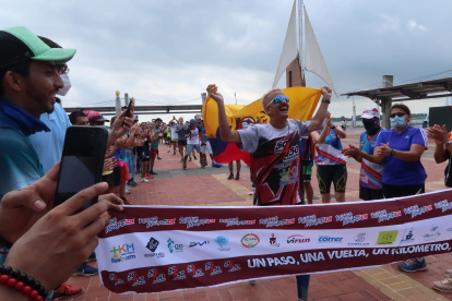 El ultramaratonista ecuatoriano muestra su alegría al cruzar la meta en la maratón 50.