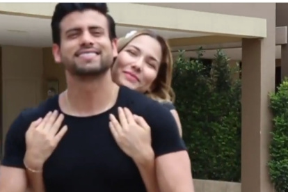 Efraín con la presentadora y pareja.