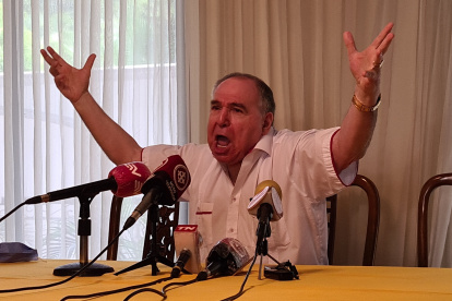 El expresidente encabeza la lista nacional a la Asamblea por el partido Fuerza EC.