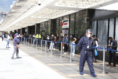 Largas filas se formaron en los exteriores del Registro Civil para la obtención de la cédula de identidad.