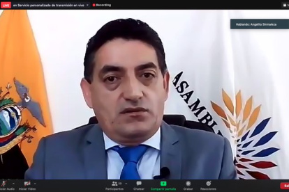 El asambleísta Ángel Sinmaleza en rueda de prensa.