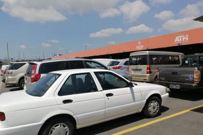 Decenas de carros acudieron hoy al lugar para hacer la revisión.