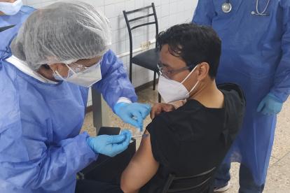 Los médicos de primera línea que atienden a los pacientes del Covid, fueron los primeros en ser vacunados