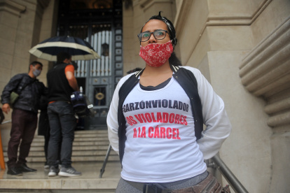 Amigos y familiares de la joven venezolana violada la semana pasada a manos presuntamente de su jefe, Humberto Garzón, en el barrio porteño de Once, famoso por la venta de textiles, se reúnen para protestar hoy frente el Palacio de Justicia, donde declara de forma virtual el acusado del abuso, en Buenos Aires (Argentina).