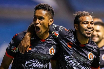 Fidel Martínez (i) y Junior Sornoza, jugadores ecuatorianos, dan alegrías al Tijuana.