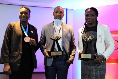 Ericka Pachito (i) recibió la presea de los Juegos Panamericanos de Lima que le fue reasignada, mientras que a Góngora y Chalá se le adjudicaron el Citius Altius Fortius a los mejores.