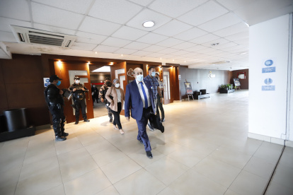 El juez Reinaldo Cevallos dispuso el estudio un día después de suspender la audiencia preparatoria de juicio, en el proceso de peculado.