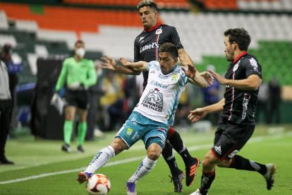 El ecuatoriano Ángel Mena disputa el balón con Camilo Mayada del Atlético San Luis