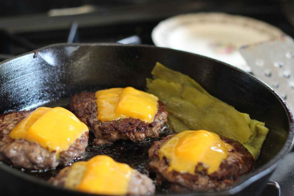 El artículo explicó que cuando se calienta la sartén desde abajo se establece un gradiante de temperatura en la capa de aceite.