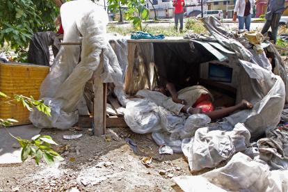 Varios indigentes viven en las partes bajas del Cerro de Bellavista.