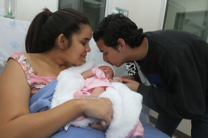 Imagen de referencia: Padres acariciando a su bebé recién nacido en un hospital de Guayaquil.