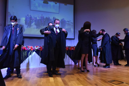 Ceremonia. Los nuevos jueces y conjueces recibieron este miércoles su indumentaria durante su posesión.