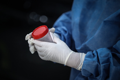 Colaborar en la lucha para frenar la pandemia de covid-19 es cada vez más accesible, y ahora puede hacerse donando la tos.