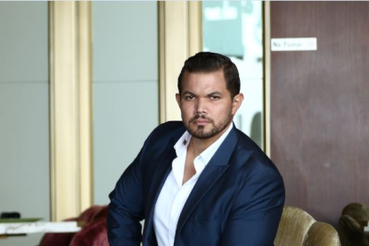 El candidato provincial por Suma es fan de los deportes. Le gusta mantener sus brazos en buena forma.