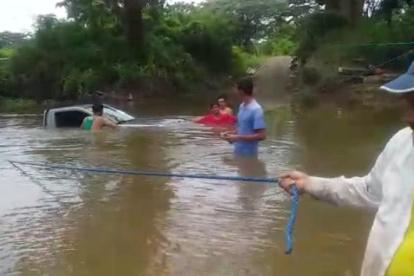 Los pobladores de Colimes deben usar gabarras, ante la falta de un puente. Dos vehículos cayeron al río en días recientes.