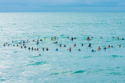 Homenaje. Cerca de 57 surfistas participaron en Ballenita del último adiós.