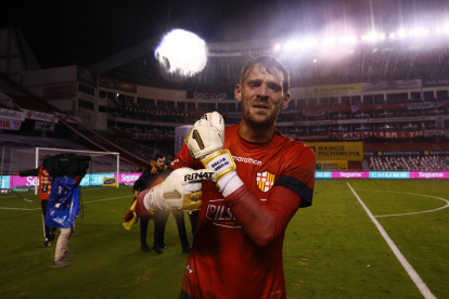 Javier Burrai, arquero de Barcelona, muestra sus guantes con el nombre de su fallecido padre tras ser campeón en el Rodrigo Paz.