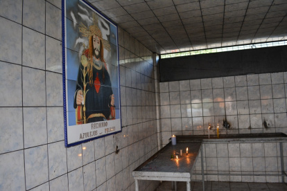 Veneración. Los devotos al Señor del Terremoto colocan las velas de varios colores, de acuerdo al deseo, en el oratorio