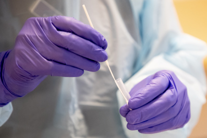 Suecia prolonga restricciones y avisa de "alto riesgo" de una tercera ola.