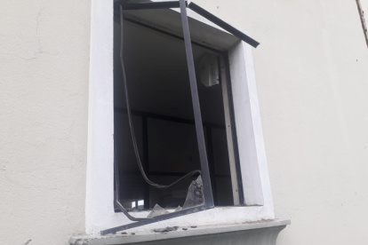 La ventana por donde ingresaron los delincuentes a la oficina del Municipio de Daule.