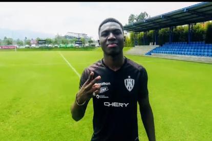 Stiven Plaza fue presentado por el cuadro rayado. Espera recuperar el ritmo de competencia