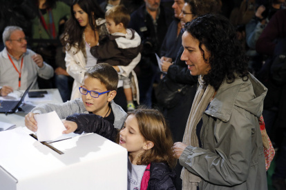 Referencia: Los ecuatorianos en el extranjero se alistan para votar por el nuevo presidente de Ecuador.