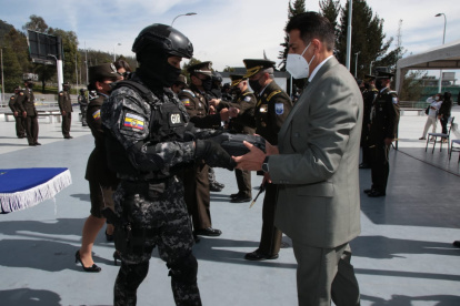 Dotación. El ministro de Gobierno Patricio Pazmiño entregó 527 dispositivos Spark de energía conducida a la Policía.